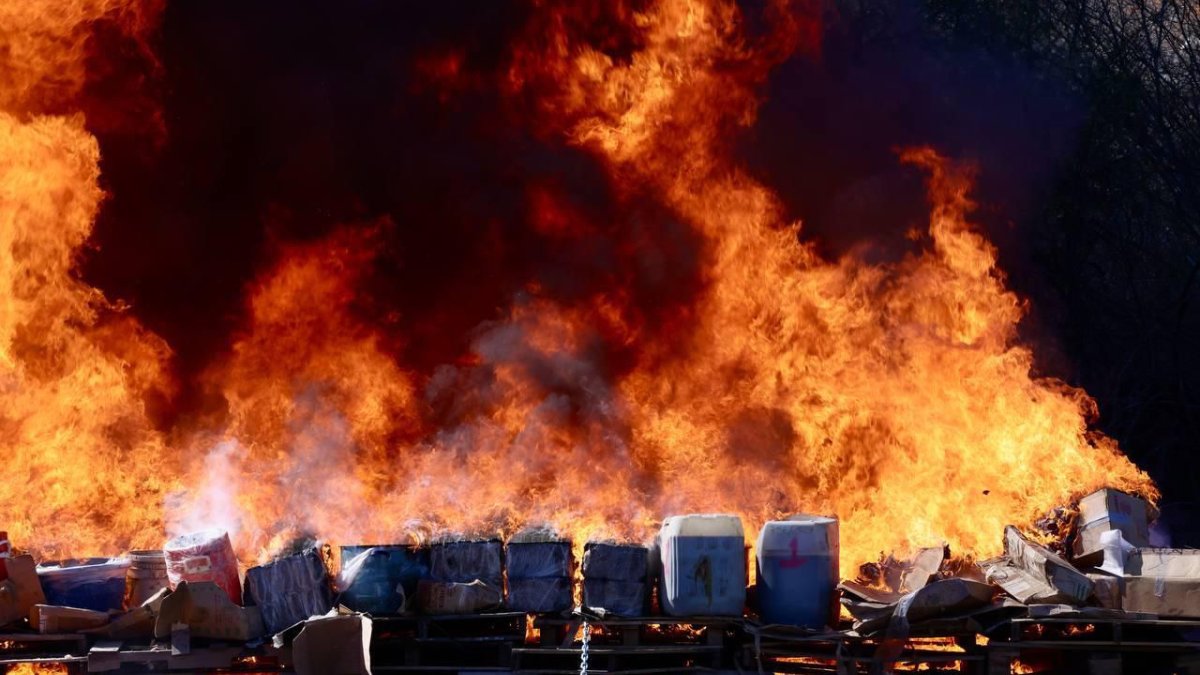 Asiste Rocha a incineración y destrucción de objetos decomisados por la FGR