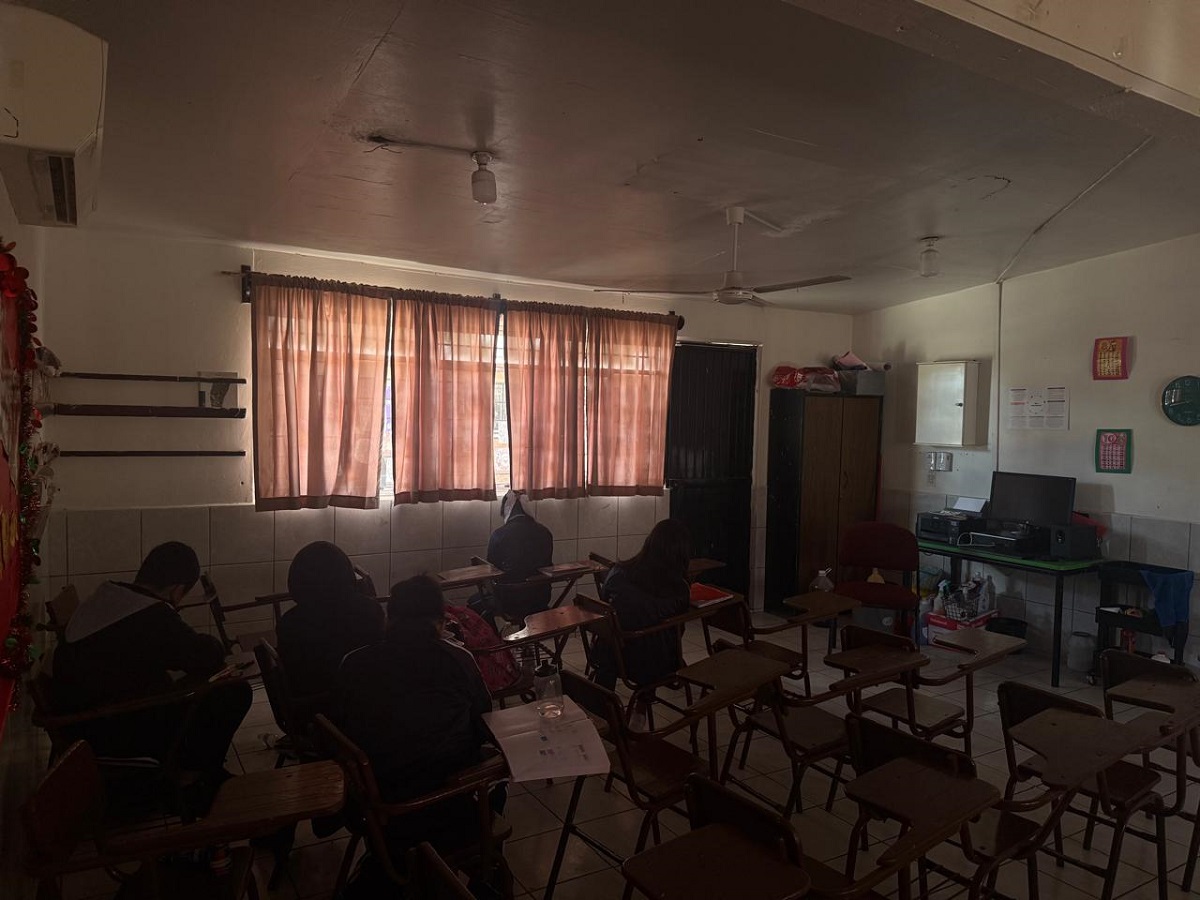 Sin condiciones para que los niños permanezcan en aulas sin energía eléctrica, en Los Mochis