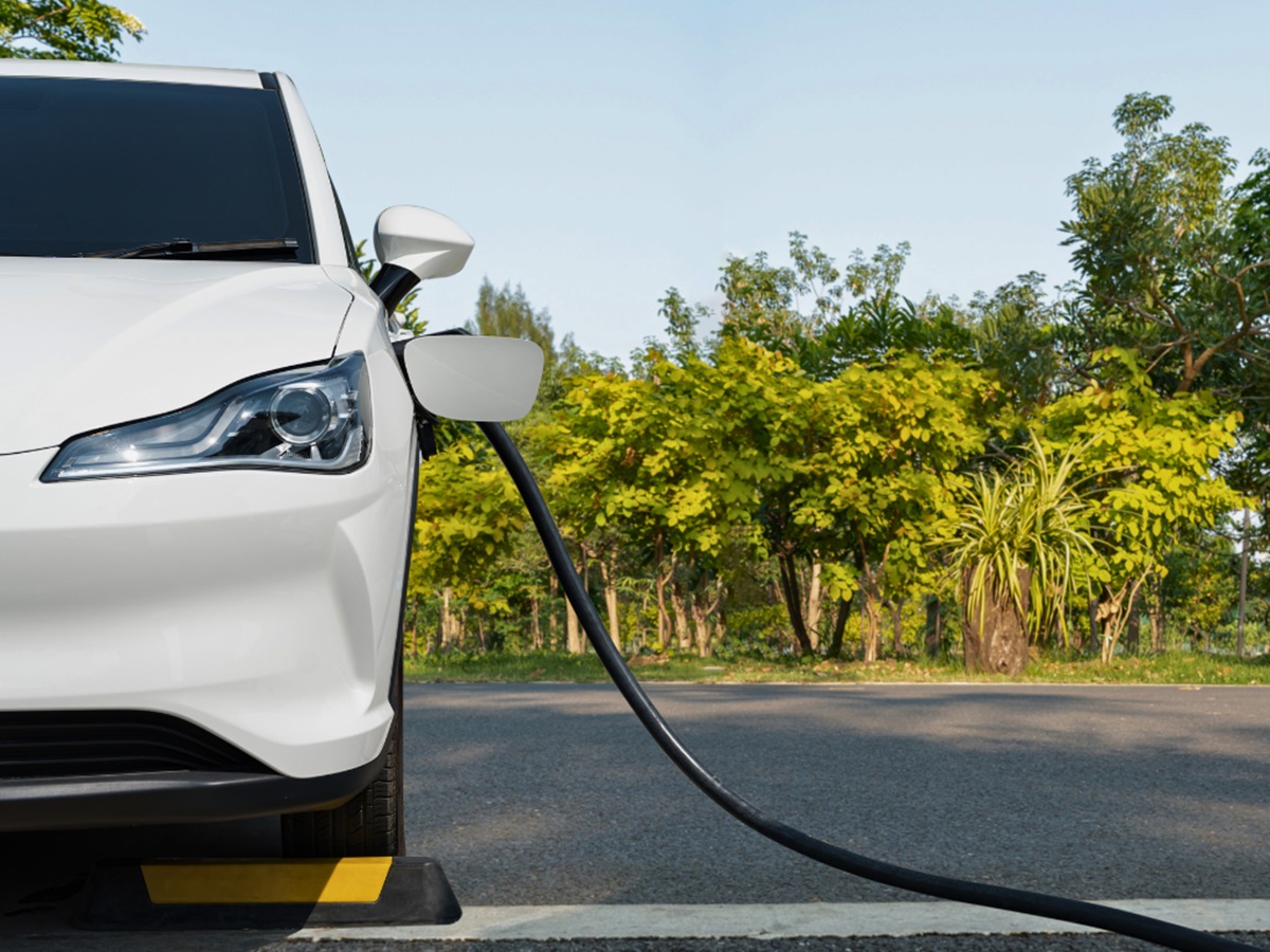 Auto eléctrico cargando