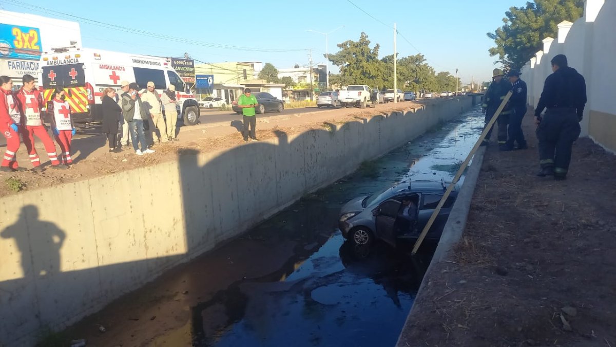 Automóvil termina en el fondo de un canal al sur poniente de Culiacán