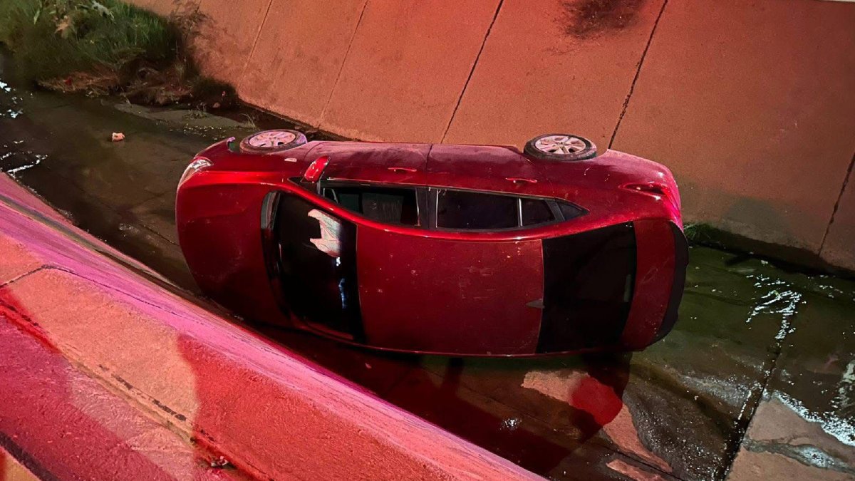 Automóvil termina en canal pluvial en la avenida Santa Rosa de Mazatlán
