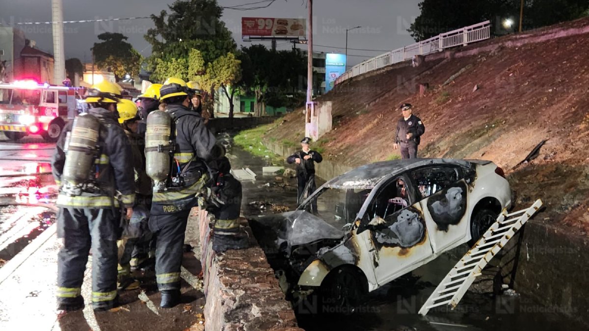 ¡Se incendia el vehículo! Automovilista pierde el control del volante y cae del puente Jorge Almada, en Culiacán