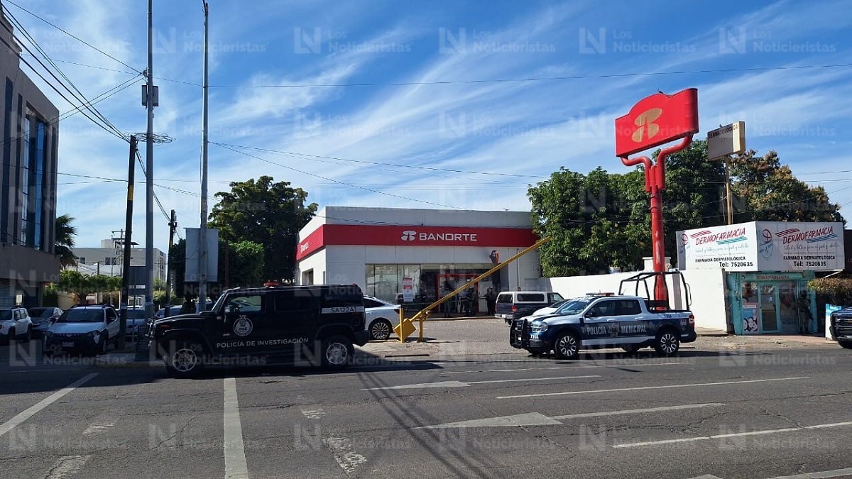 ¡Bancazo! 🏦 Sujeto con ropa táctica tipo policía asalta banco en la colonia Guadalupe, Culiacán 💵💰
