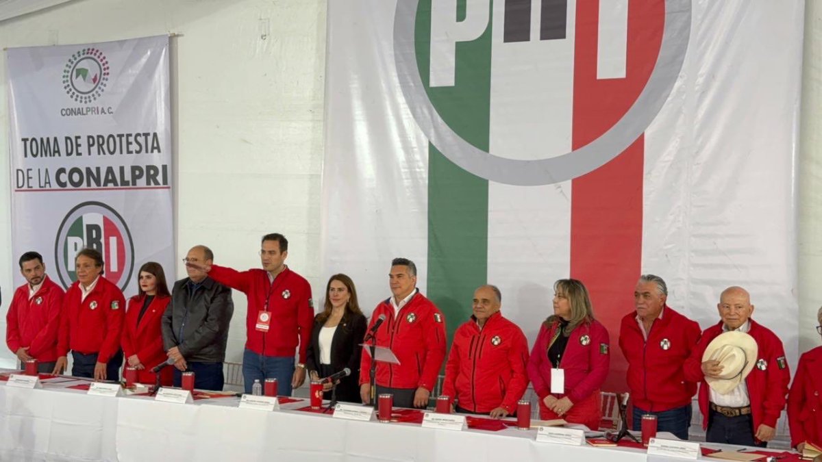 Bernardino Antelo rinde protesta como nuevo presidente de los diputados locales del PRI de todo el país