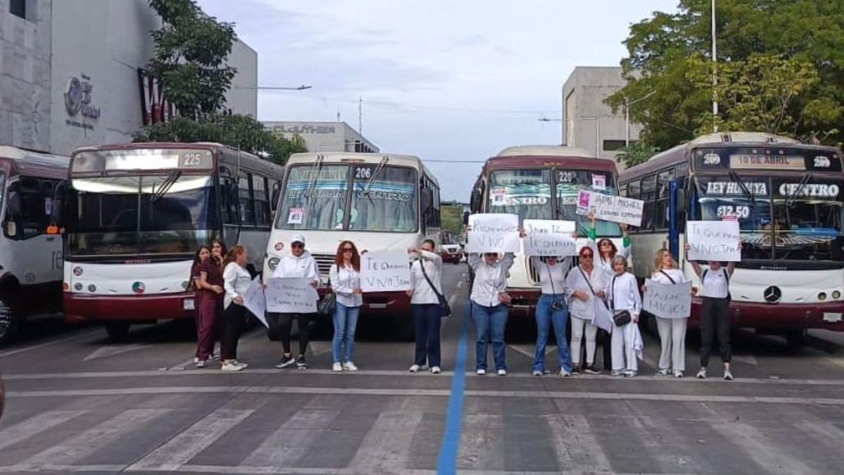 ¡Con camiones! Bloquearon la Obregón en Culiacán por la desaparición de chofer de camión
