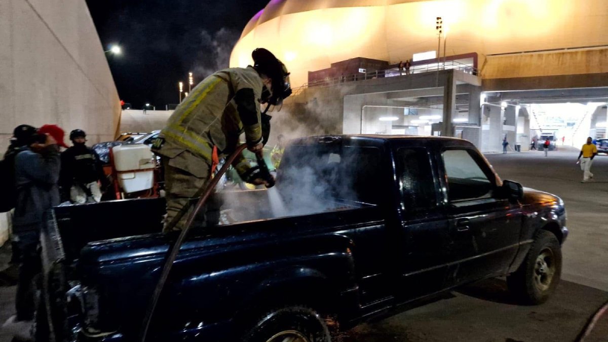 Se ‘prende’ camioneta en medio del partido de futbol en Mazatlán en el estadio El Encanto