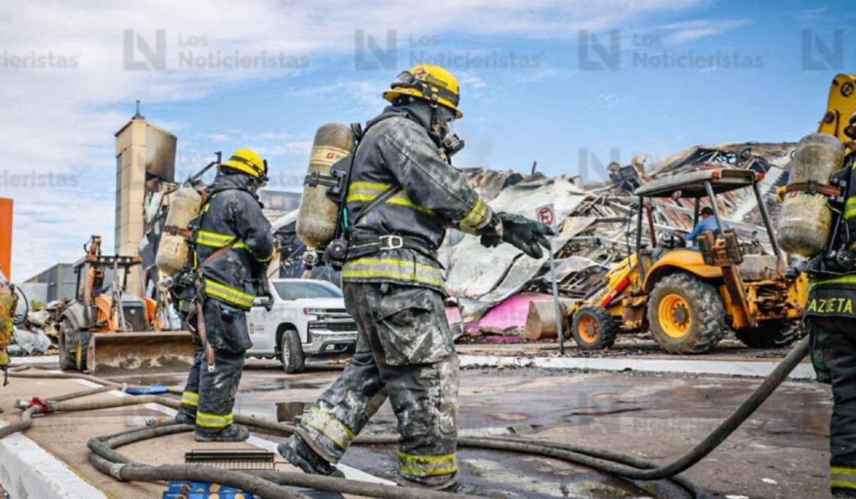 Medio millón de litros de agua y más de 600 evacuados en el mega incendio de negocios en Culiacán