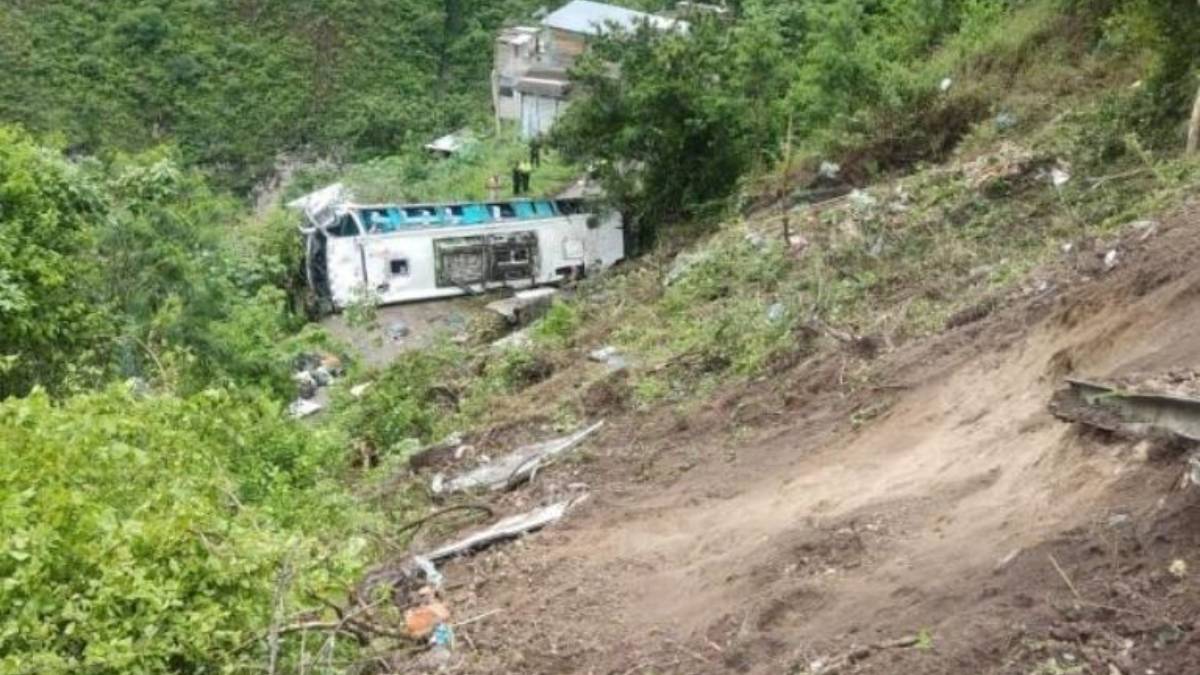 Tragedia en Colombia: Autobús cae a un barranco dejando 13 muertos