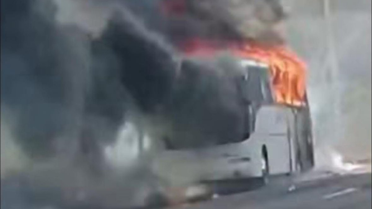 ¡Solo quedaron cenizas! Camión de pasajeros se incendia en Palmillas, Escuinapa