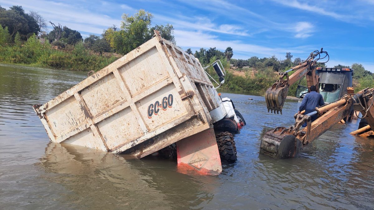 Camión de volteo intentaba cruzar el Río Sinaloa, en Guasave y termina volcado