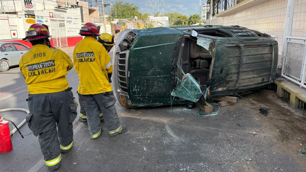 Choque y volcadura en pleno centro de Culiacán deja una persona lesionada