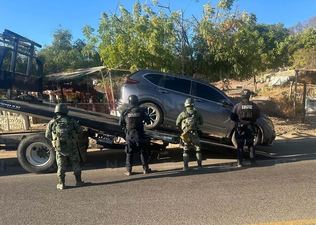 ¡Tiraron ponchallantas! Tras persecución aseguran una camioneta robada en Mezquitita, Imala