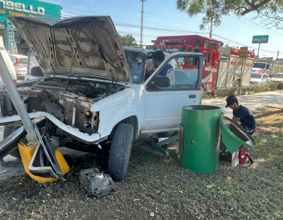 Camioneta se impacta con poste de luz en Libramiento 2; resultan dos lesionados leves en Mazatlán