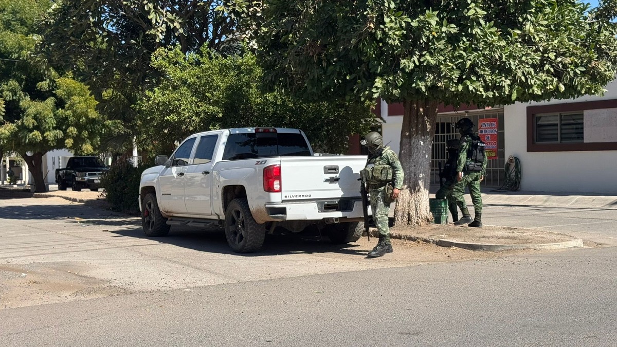 Encuentran camioneta con reporte de robo y con balas en su interior, en Guamúchil