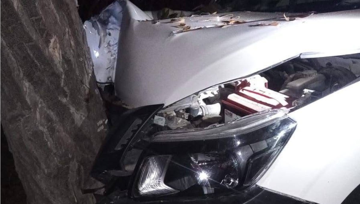 Se impacta conductor contra árbol en entronque a El Huajote; resulta lesionado