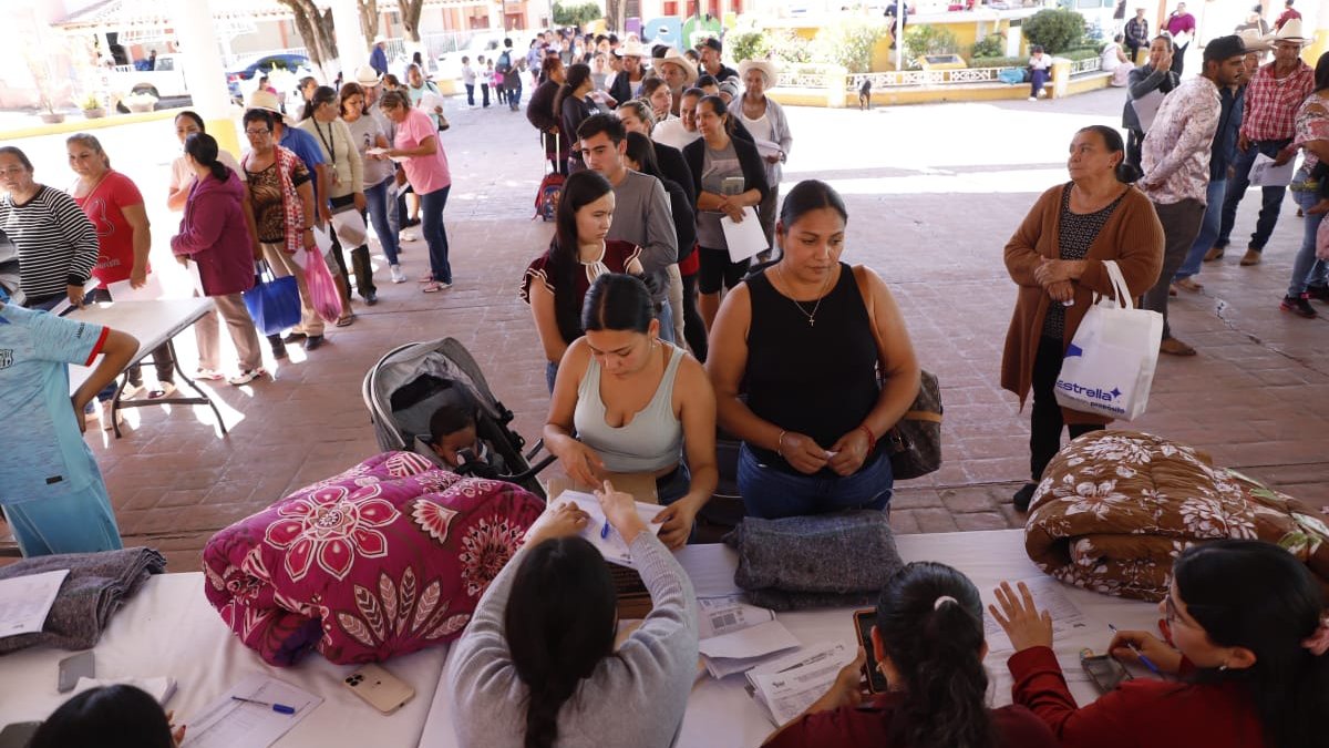 Caravana de apoyos invernales del DIF Mazatlán y DIF Sinaloa llega a tres sindicaturas del municipio