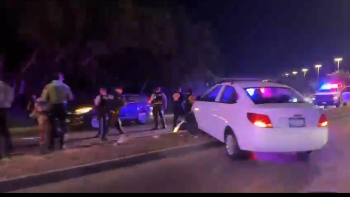 Carro choca y termina sobre el camellón de la avenida Camarón Sábalo, en Mazatlán
