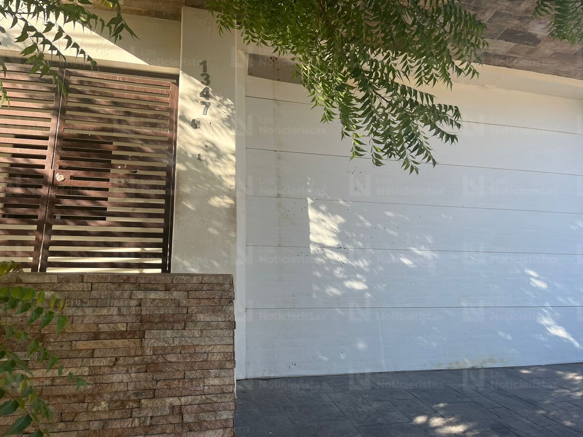 Balean la fachada de una vivienda en la Lázaro Cárdenas en Culiacán