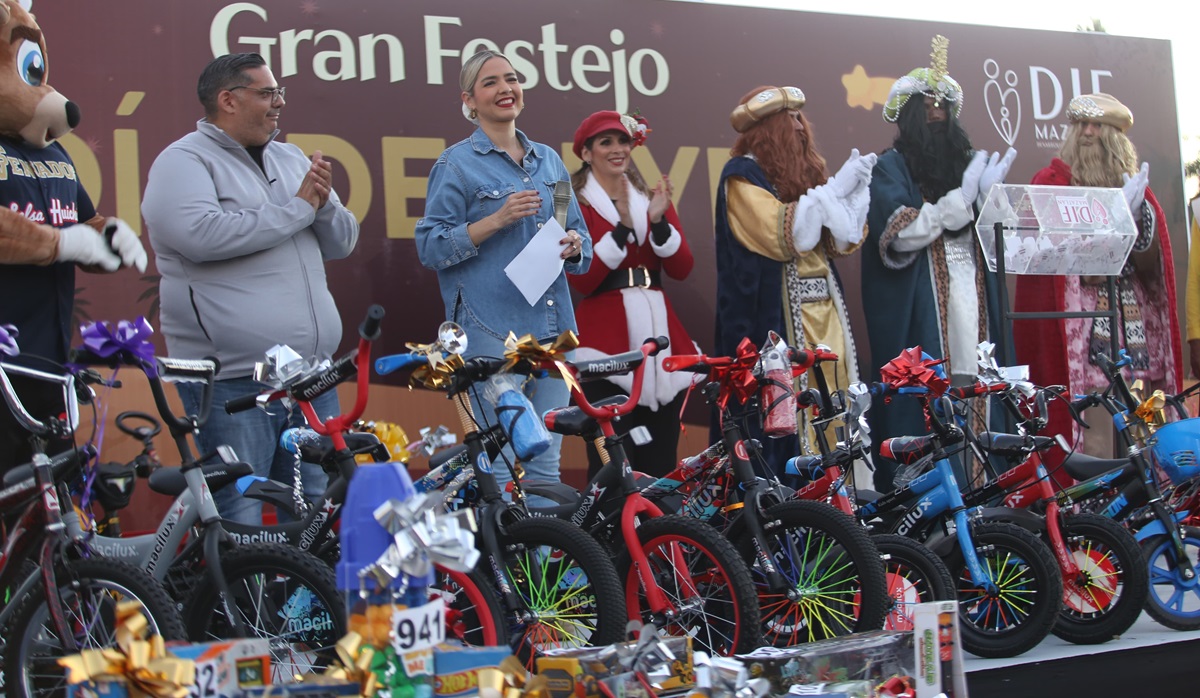 Más de 20 mil mazatlecos celebran el Día de Reyes en la Villa Navideña