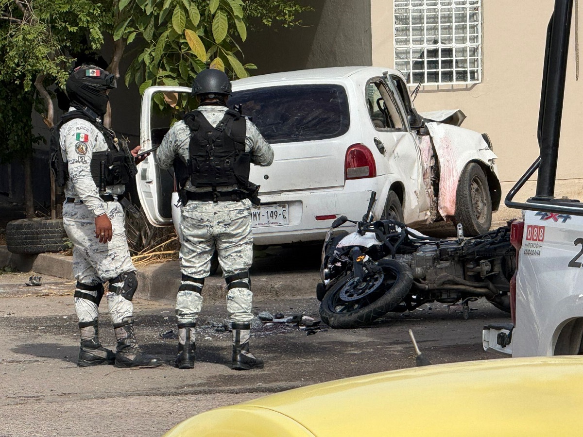 Choca agente de la Guardia Nacional en moto contra un automóvil en Culiacán