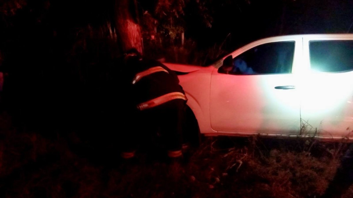 Se sale del camino y colisiona conductor contra árbol resultando lesionado al sur de Mazatlán