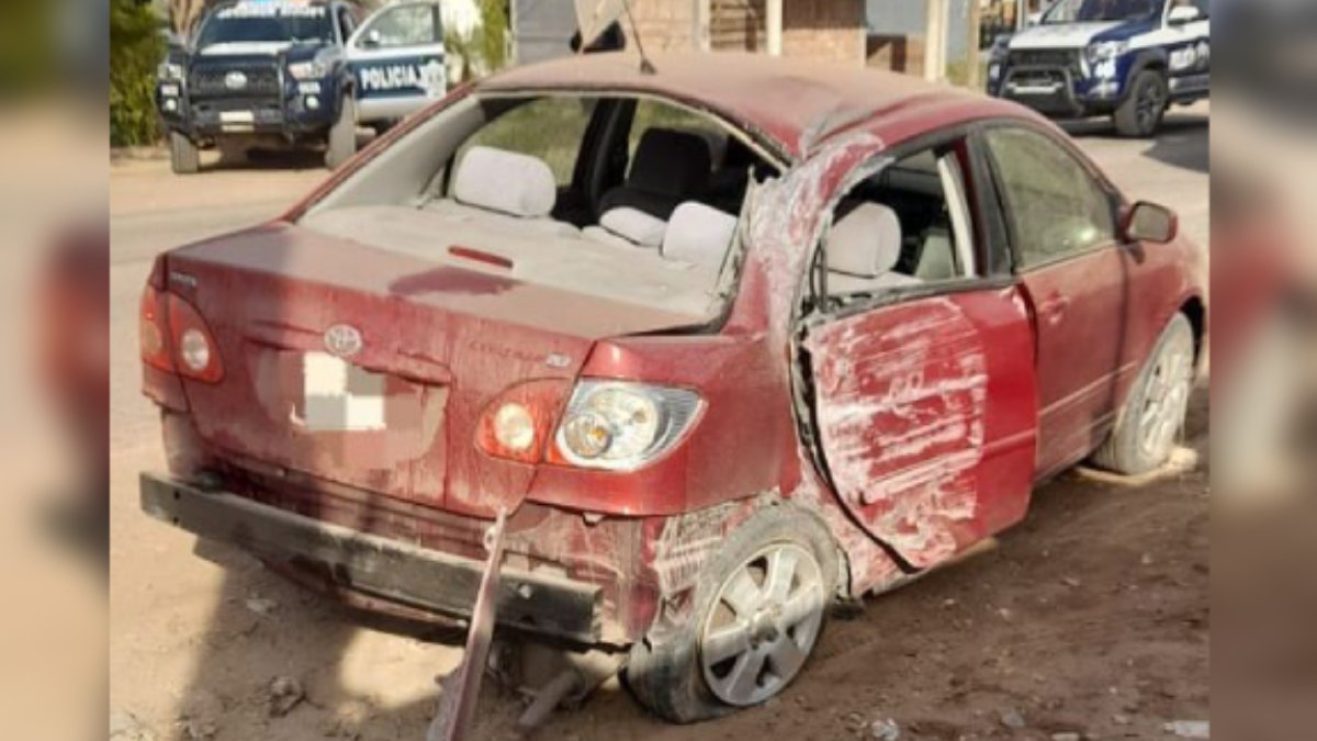 Menor impacta su vehículo contra poste de la luz en Guasave y termina lesionado