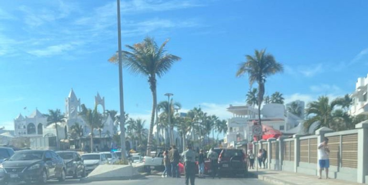 Por choque, colapsa tráfico en el Malecón de Mazatlán, tres vehículos se impactaron