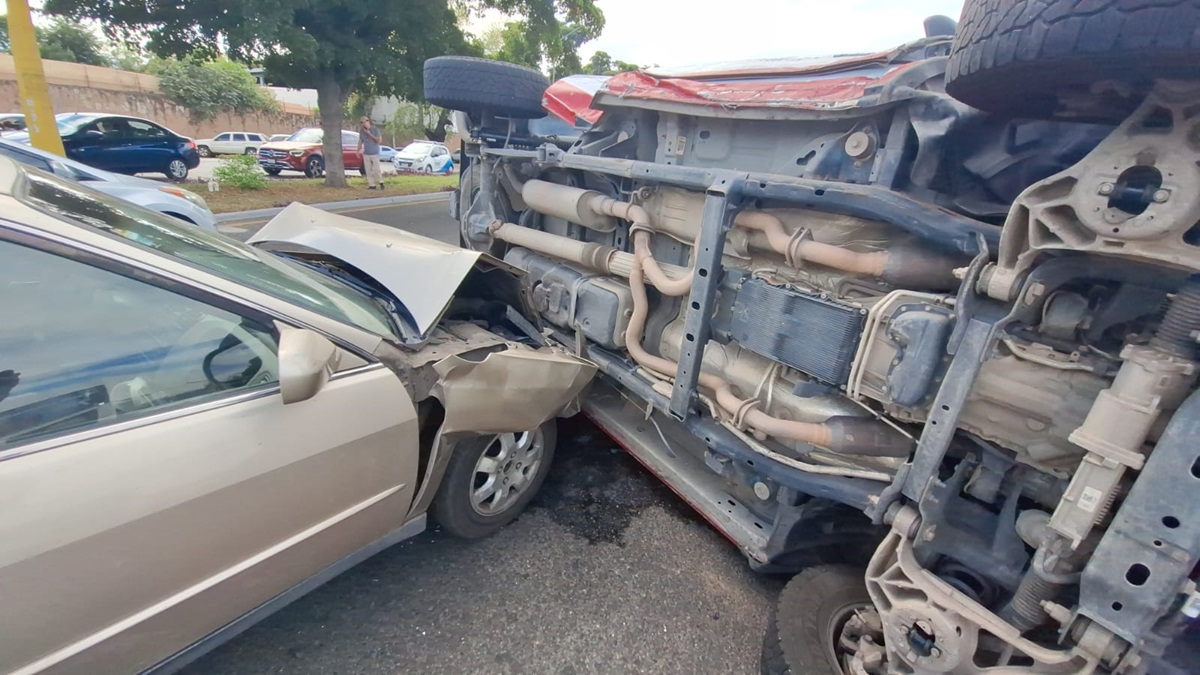 Vuelca camioneta durante choque frente al sector Álamos de Culiacán