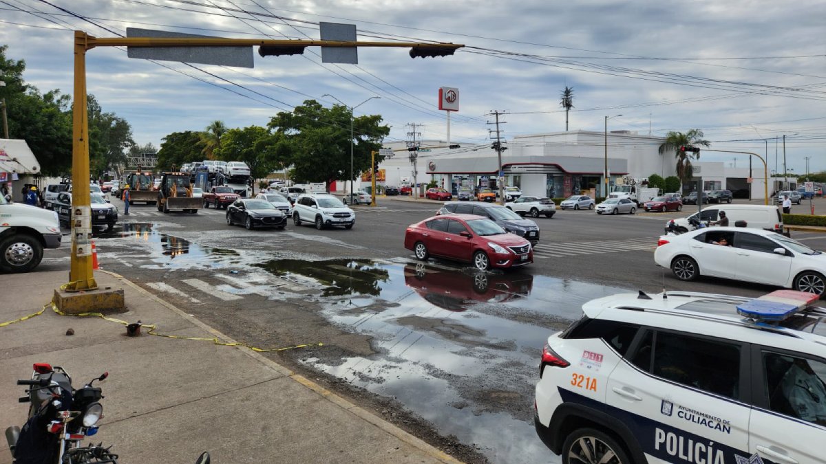 Abren circulación por el bulevar Pedro Infante tras casi 4 horas de trabajo en incendio de Plaza Cinépolis