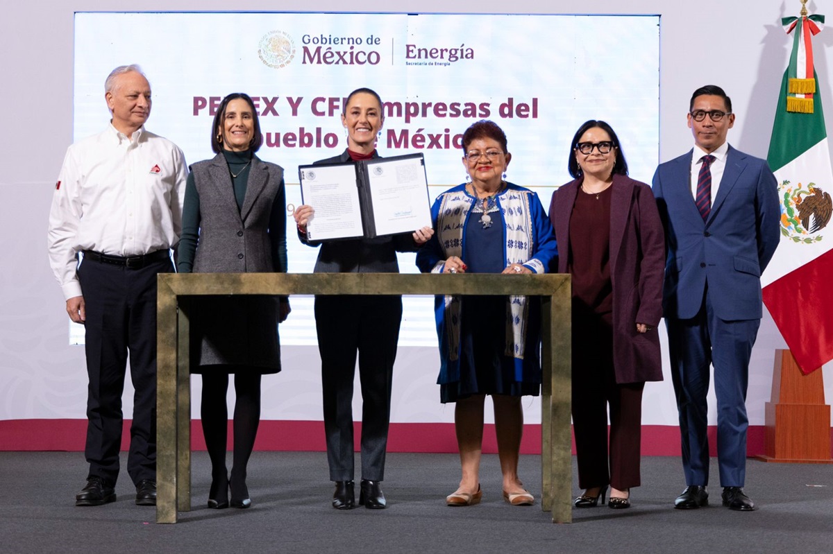 Firma Claudia Sheinbaum leyes secundarias para regresar CFE y Pemex ‘a las manos del pueblo de México’
