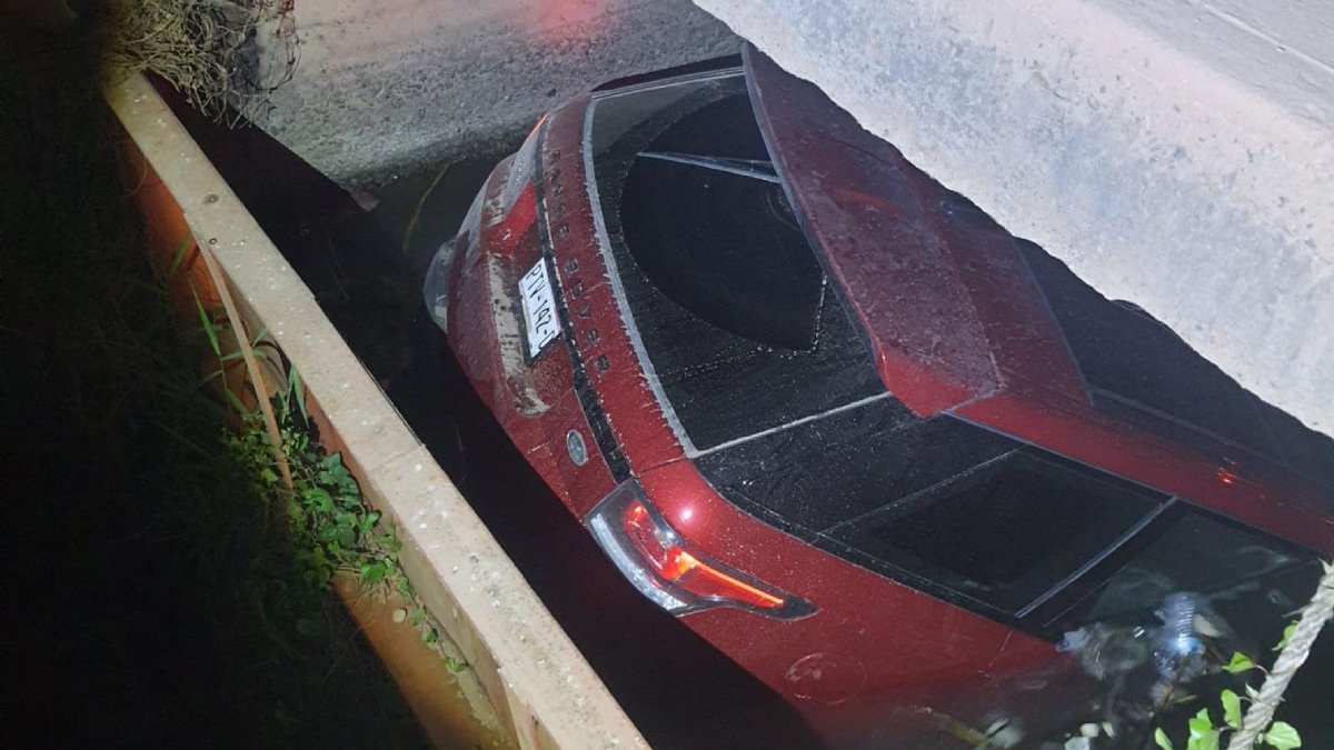 Conductor logra salir ileso al caer en su vagoneta al Canal Alto, en Guasave