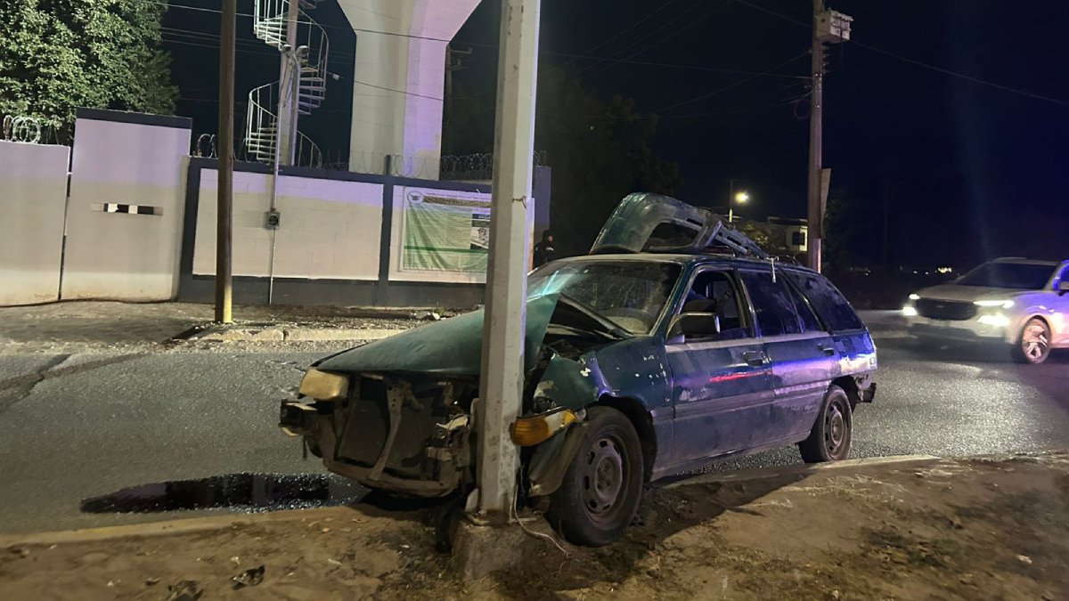 Conductor de un vehículo se impacta contra una luminaria a las afueras de la Guardia Nacional, en Los Mochis