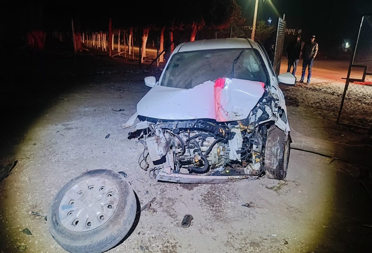 Conductor de un vehículo termina dentro de un domicilio en Ohuira, Ahome