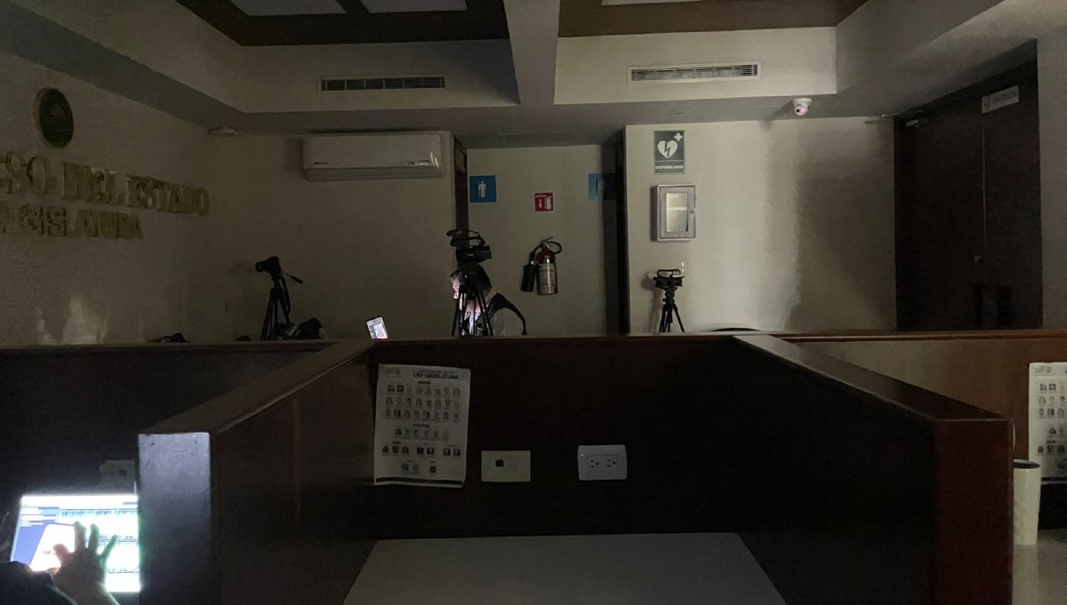 Congreso del Estado se queda sin energía eléctrica en algunas áreas por incendio en plaza Cinépolis