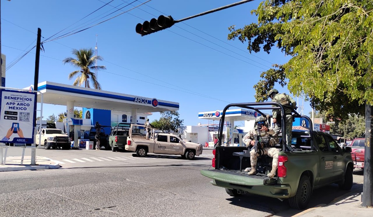 Convoy militar recorre las calles de Guasave