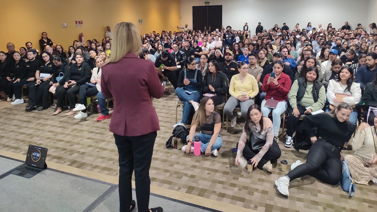 Curso ‘Aumenta tus ventas en momentos de crisis’ reúne alrededor de 400 empresarios y emprendedores de Mazatlán