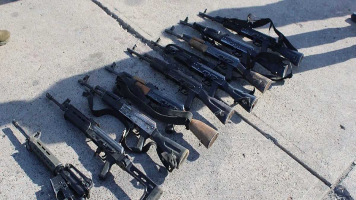 Aseguran fuerzas federales en Mazatlán armas largas, cargadores, cartuchos y material bélico