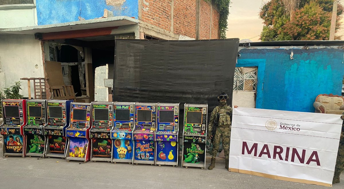 Marina asegura máquinas tragamonedas y detiene a seis personas en Mazatlán