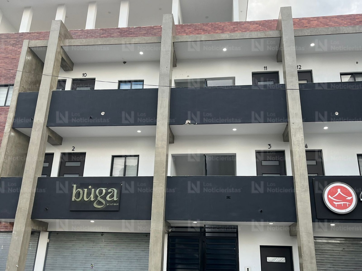 Balean unos departamentos en la Morelos en Culiacán; hay al menos 10 impactos en la fachada