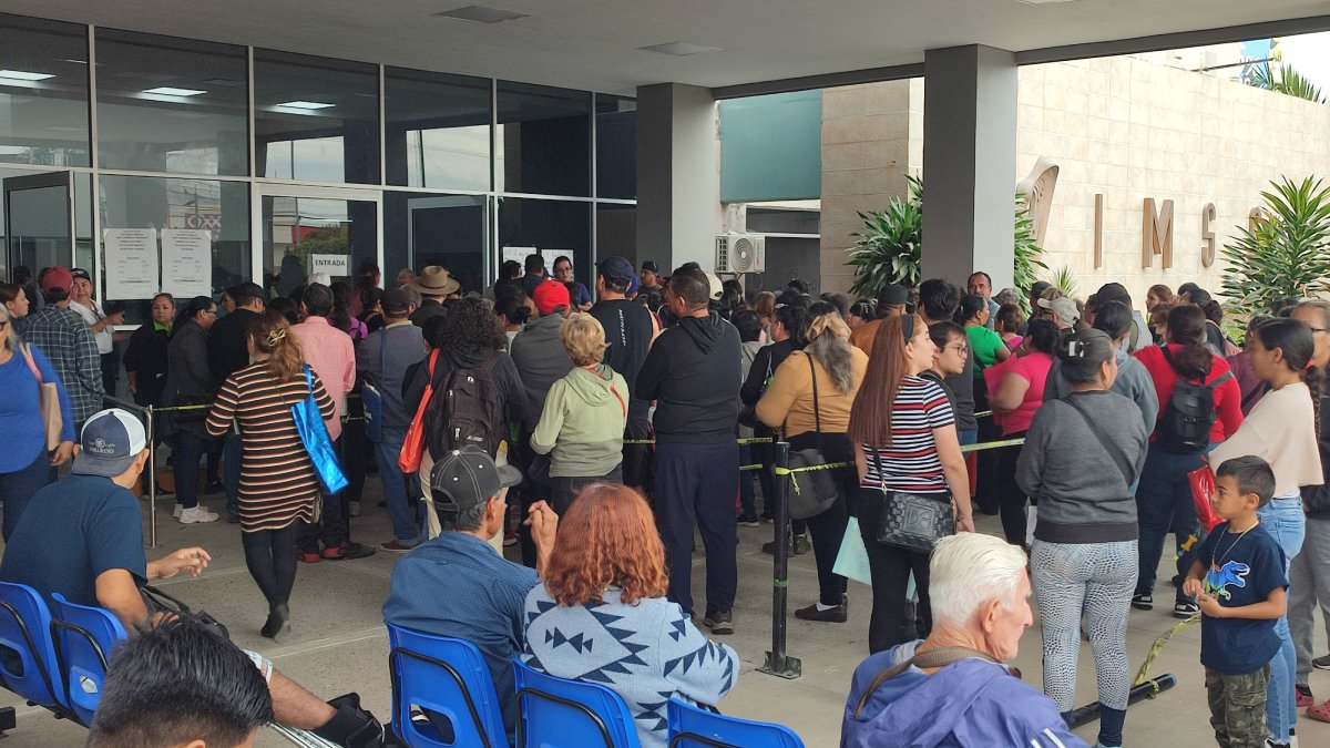 Caos y desesperación, denuncian derechohabientes del IMSS en Mazatlán tras la espera de fichas