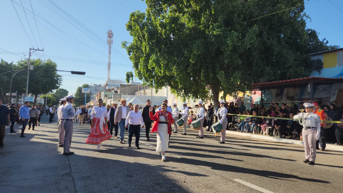 Pide regidor de Guasave que se prohíba aventar dulces en desfiles para evitar accidentes