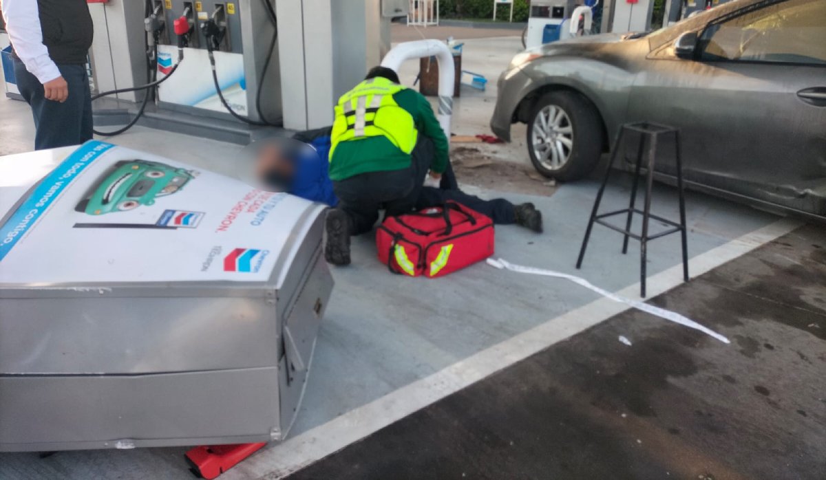 Automovilista atropella a despachador de gasolina; presuntamente perdió el control del vehículo y lo arrolló