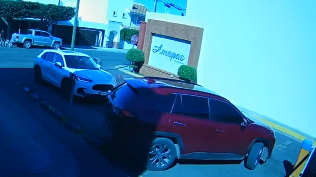 ¡Hay video! Despojan camioneta a mano armada a mujer en la entrada de privada en La Campiña, Culiacán