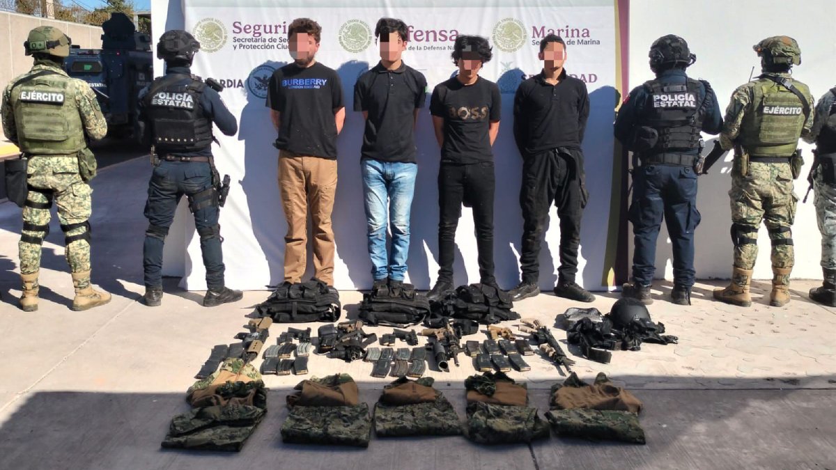 (FOTOS) Estos son los cuatro detenidos con armamento y equipo táctico este sábado en Culiacán