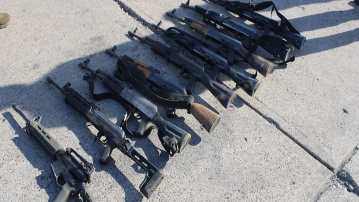 Rescatan a 2 ‘levantados’ y detienen a 5 hombres con arsenal, lanzagranadas y droga en Mazatlán