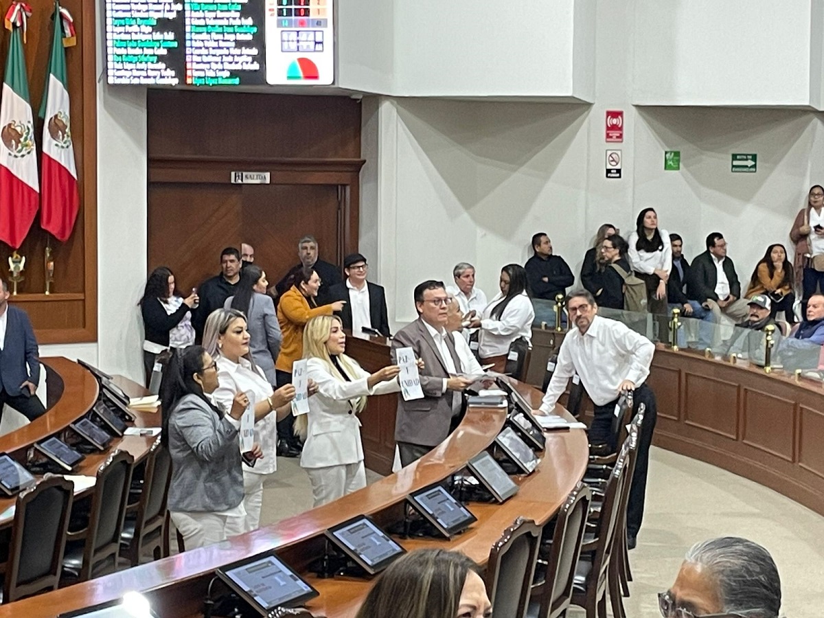 Diputados de Morena se visten de blanco con mensaje de paz a las manifestaciones que acuden al Congreso