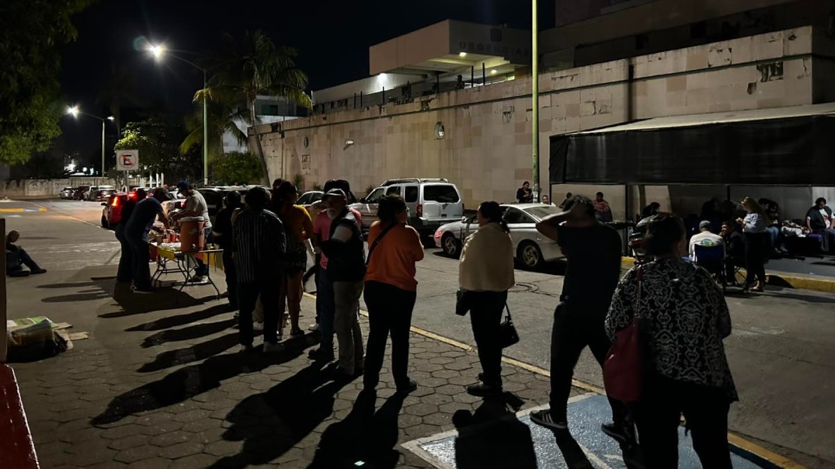 Édgar González y amigos despiden el 2024 compartiendo cena de Año Nuevo con familiares de pacientes en el IMSS