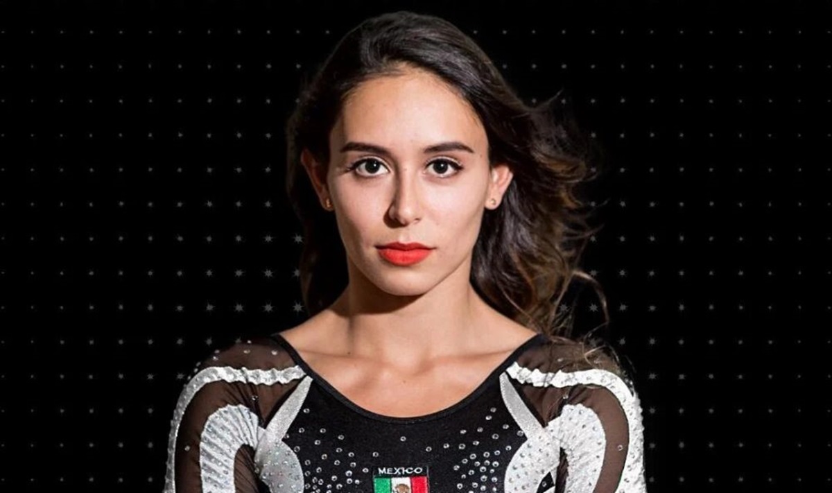 Video: ¿Broma o desprecio? Exgimnasta Elsa García es criticada por lanzar la bandera mexicana al suelo