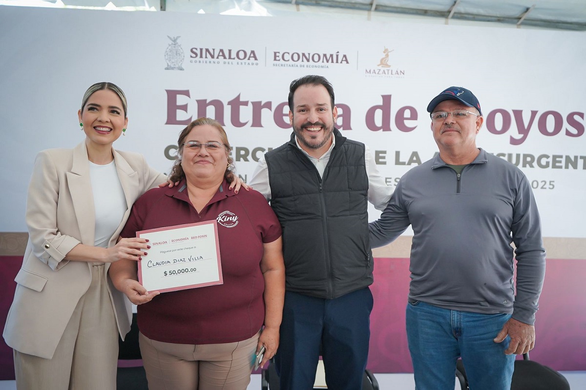 Gobierno de Sinaloa entrega apoyos y créditos a comerciantes de la Avenida Insurgentes en Mazatlán