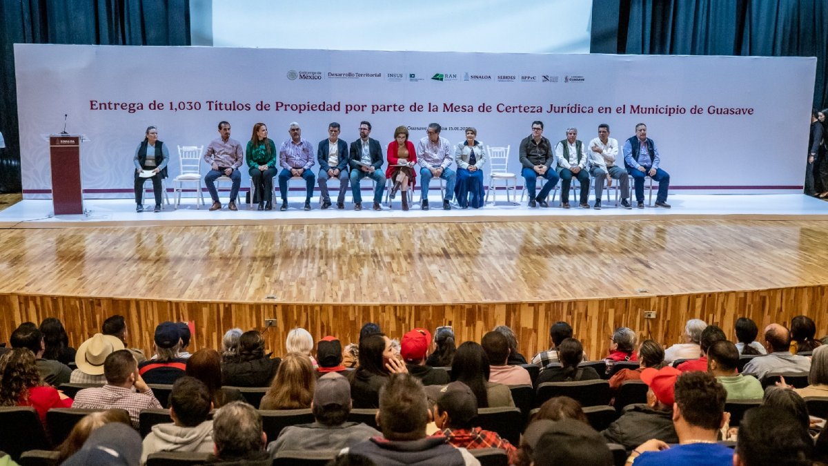 ¡Ya tienen certeza jurídica! Más de mil guasavenses y hasta el municipio reciben títulos de propiedad